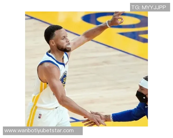 克洛尼首节火力全开四记三分狂砍13分1板1断展现神准外线能力